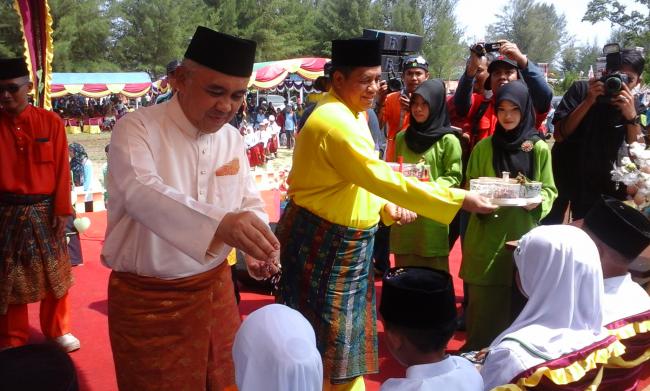 Dihadiri Plt Gubernur Riau, Ritual Mandi Safar Di Pantai Tanjung Lapin Meriah